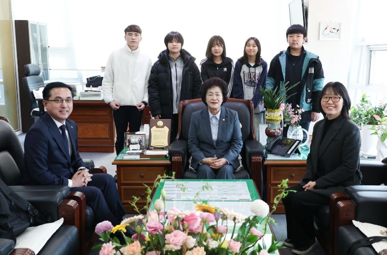 동구 청소년참여위원회 위원들이 동구의회를 방문한 모습