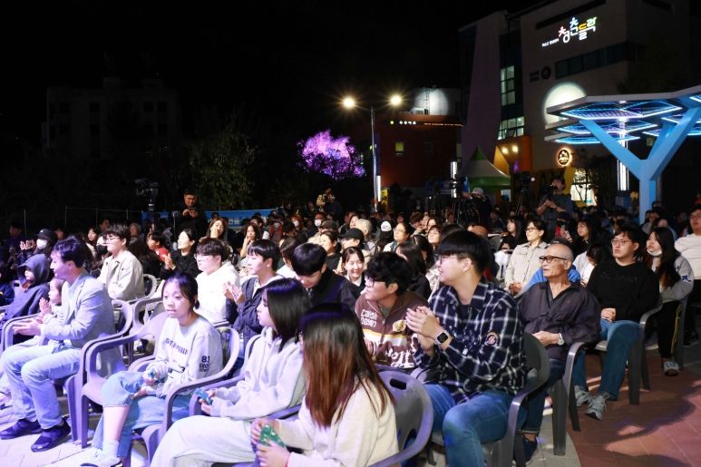 청춘신작로에서 진행된 버스킹