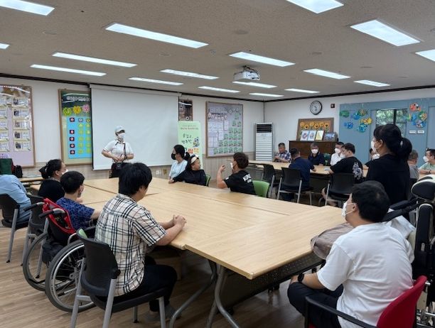 음식부스 운영자 사전교육 진행 모습