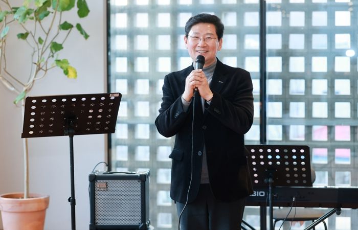 이상일 용인특례시장이 21일 민주평화통일자문회의 용인시협의회 자문위원과 함께하는 봄맞이 음악회에 참석해 인사말 하고 있다