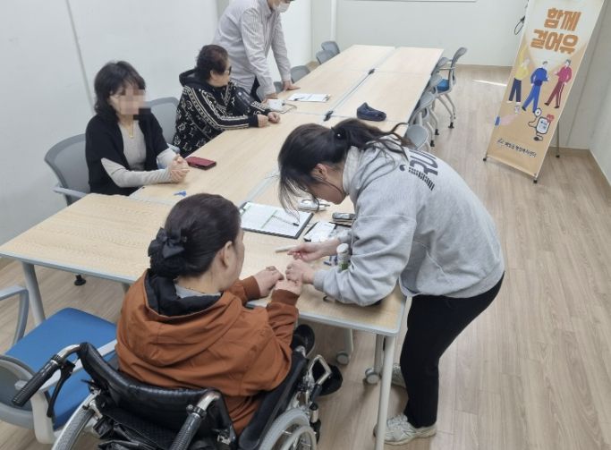 아산시 배방읍 세교복지관에서 취약계층 어르신들이 찾아가는 건강 프로그램에 참여해 건강 수치를 측정하고 있다.