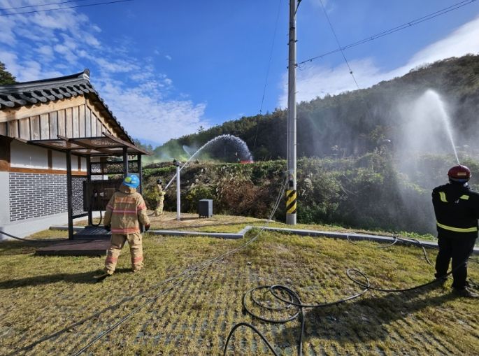 강진소방서 대원들이 봄철 대형산불 예방을 위해 산림 인접지역에서 ‘예비주수’ 활동을 실시하며 사전 물 뿌리기를 하고 있다.