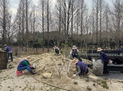 진주시민정원사협회, 초전공원 ‘봄맞이 새단장’ 봉사