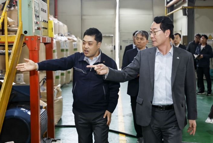 정명근 화성특례시장이 25일 관내 보온재 제조업체를 방문해 원재료 수급상황을 점검하고 있다.
