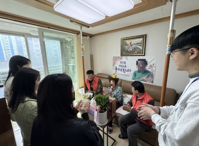 온양3동 행복키움추진단이 독거 어르신 가정을 방문해 생신을 축하하고 있다.