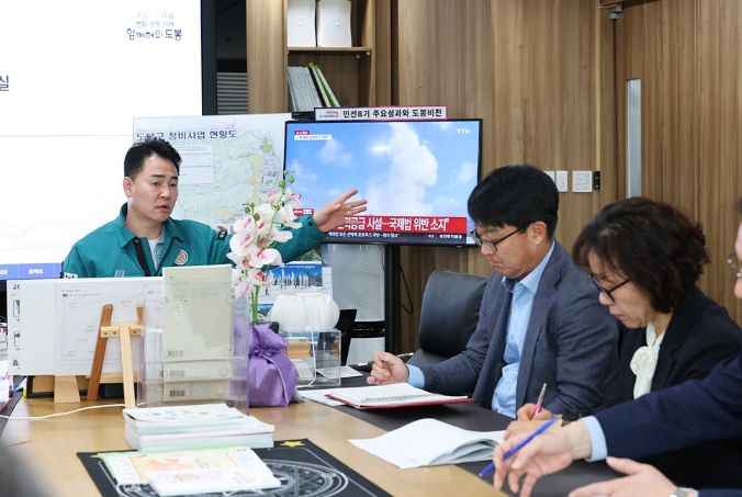 오언석 도봉구청장이 지난 3월 23일 구청장실에서 ‘비상경제대책회의’를 주재하고 있다