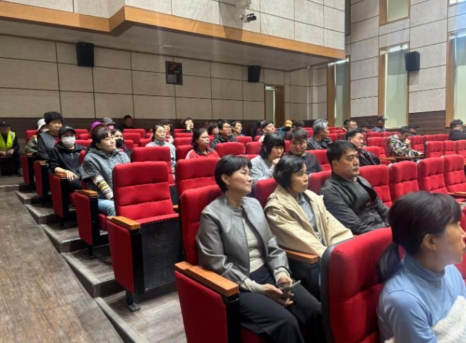 농업기술센터 대강당에서 강사가 직원들을 대상으로 교육을 실시하고 있다