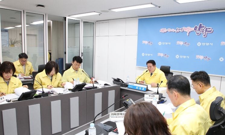 안양시가 26년 3월 12일 시청 8층 재난안전상황실에서 중동사태 비상경제점검회의를 개최하고 있다