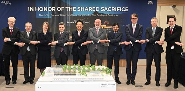 오세훈 서울시장이 30일(월) ‘감사의정원 석재기증국 주한외교단 간담회’ 참석자들과 기념사진을 촬영하고 있다.