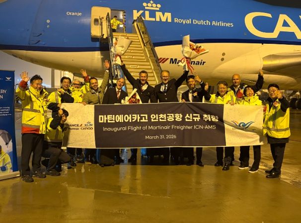 31일 새벽 ‘인천공항 마틴에어카고 신규취항 행사’에서 인천국제공항공사 김태영 물류개발팀장(오른쪽에서 5번째), 에어프랑스-KLM 마틴에어카고 한국&일본 총괄이사 베아트리스 델퓨(왼쪽에서 4번째), 김소영 한국지점장(오른쪽에서 2번째) 및 관계자들이 기념 촬영을 하고 있다.