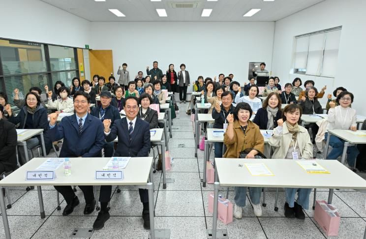 영주시는 3월31일 평생직원교육관에서 경북도민행복대학 개강식을 개최했다(단체기념사진)