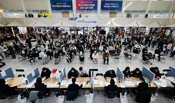 2026년 3월 16일 시청 중앙홀에서 천원주택 예비입주자 접수를 받고 있다