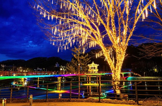 괴산군 오작교 일원이 야간 경관조명으로 새로운 볼거리를 선사하고 있다.