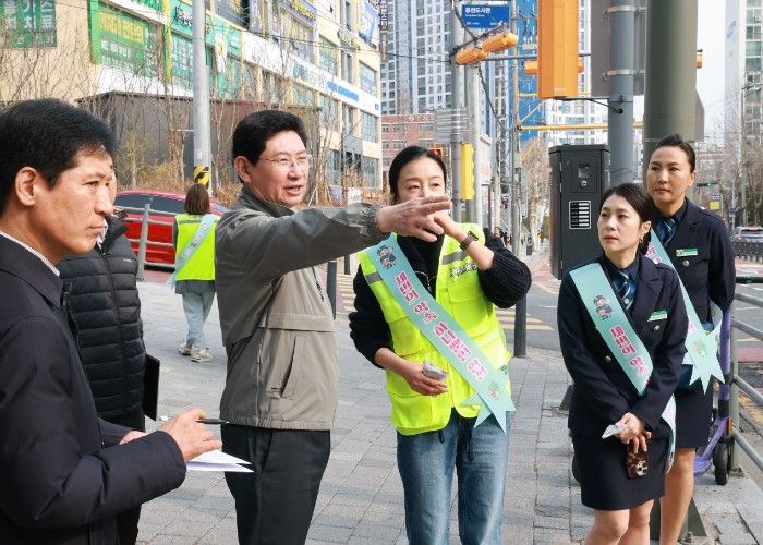 이상일 용인특례시장이 1일 수지구 풍덕초등학교를 찾아 횡단보도와 어린이보호구역 등 현장을 살펴보고 있다