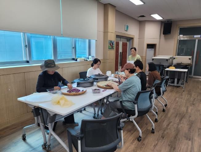 지난해 찾아가는 배달강좌 청산유수의 프로그램 중 하나인 다향회 수업을 진행하고 있는 모습