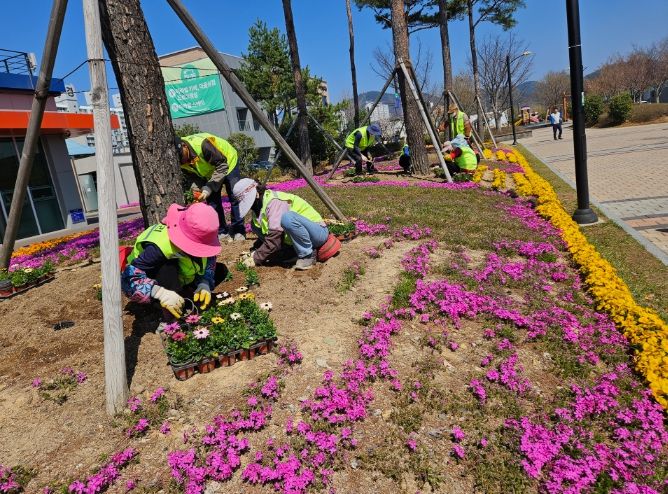 ,다채로운 봄꽃 식재로 쾌적한 공원환경 조성