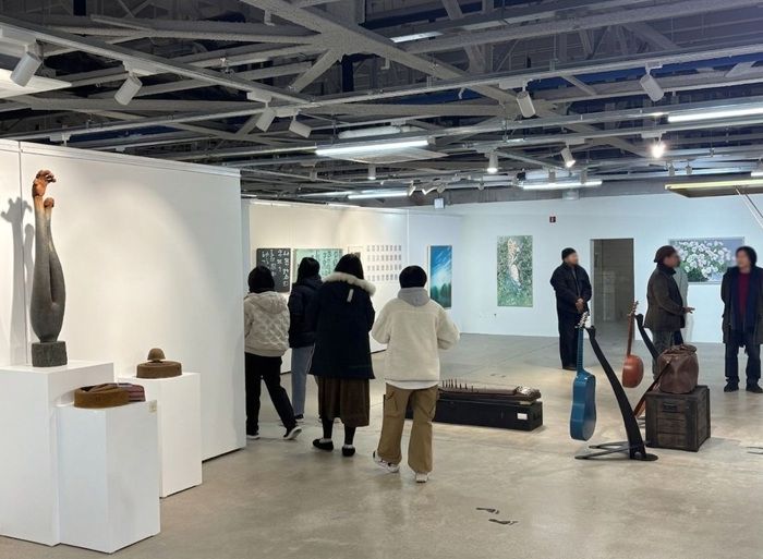 파주 평화뮤지엄 에스(S)827, 봄 햇살 따라 시민들로 북적