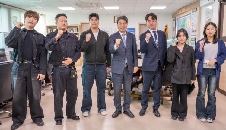 지난 2일, 김돈곤 군수를 비롯해 충남도립대 학생회가 소통 간담회 이후 기념 촬영을 하고 있다.