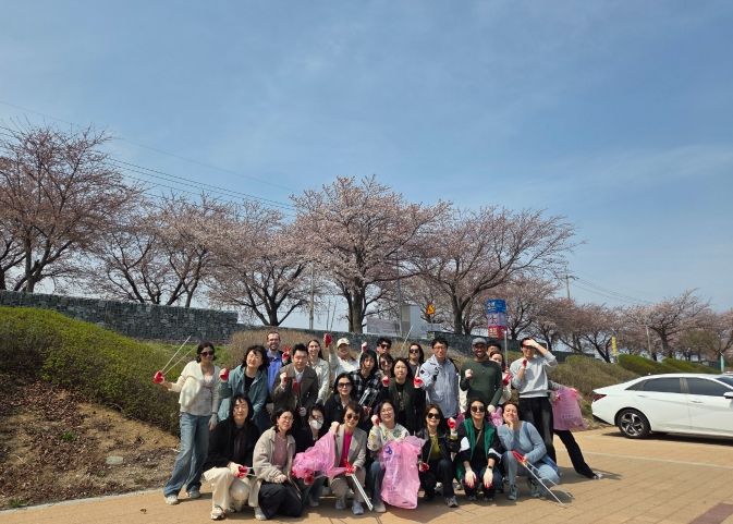 “내·외국인 직원 함께 양양 벚꽃길 걷기 및 환경 정화, 영화 관람”