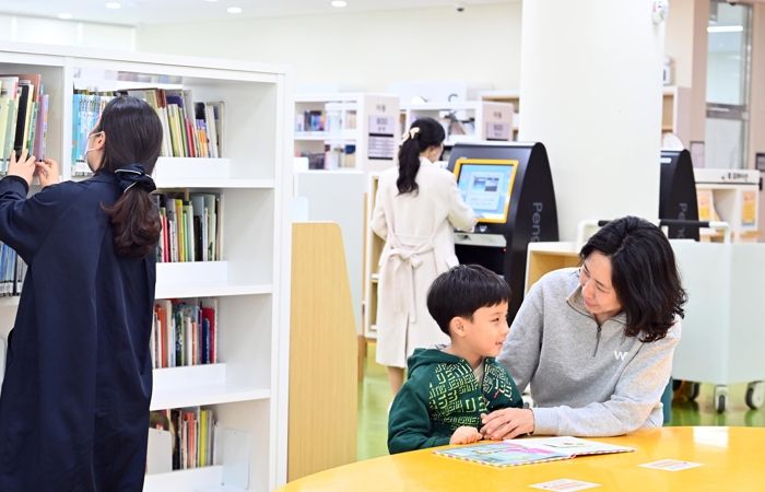 지난해 미사도서관을 방문한 엄마와 아이가 함께 책을 읽으며 즐거운 시간을 보내고 있는 모습.