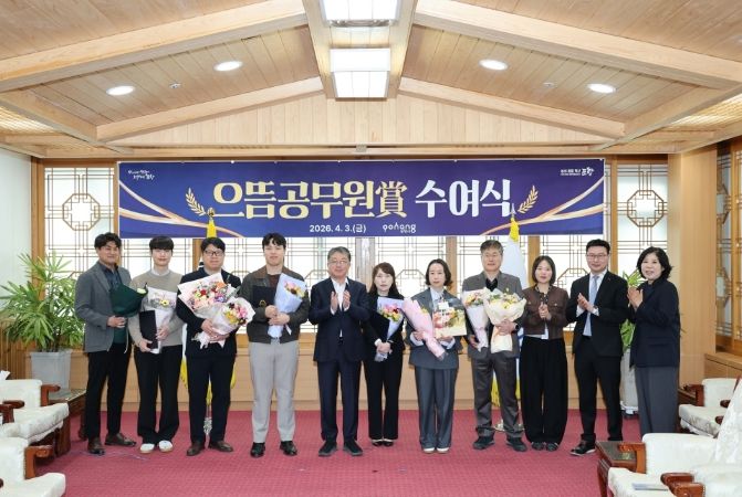 포항시는 지난 3일 시청 대외협력실에서 ‘2025년 으뜸공무원상’ 수상자에 표창을 수여했다.