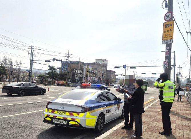 1. 천안시가 서북·동남경찰서와 함께 교통안전시설을 점검하고 있다.