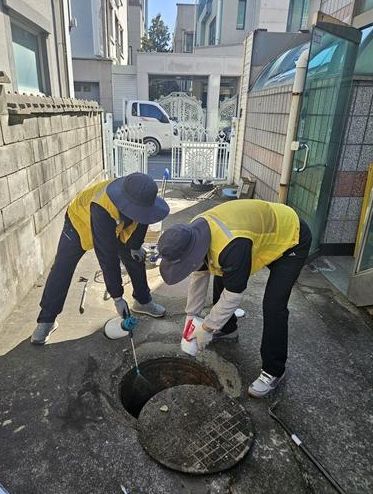 1. 천안시가 정화조 방역을 실시하고 있다.
