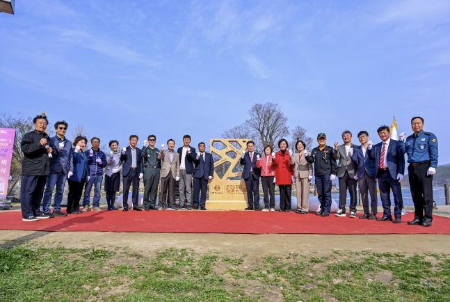 기념비 단체사진