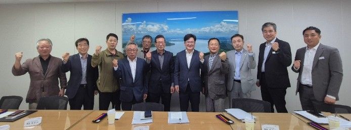 김병수 시장이 김포한강2콤팩트시티 내 대책위와 간담회를 갖고 있다.(2025.10.)