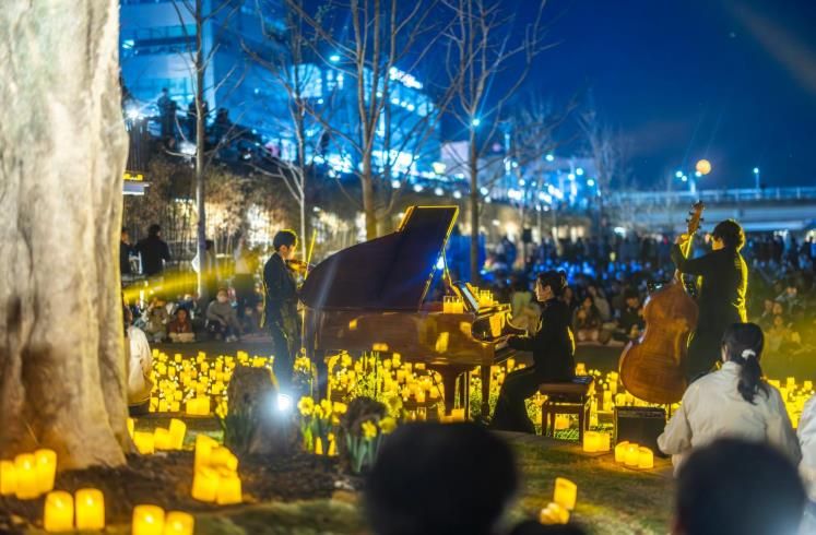 지난 2일 순천 신대천에서 시민들이 윤슬 소나타 공연을 즐기고 있다.