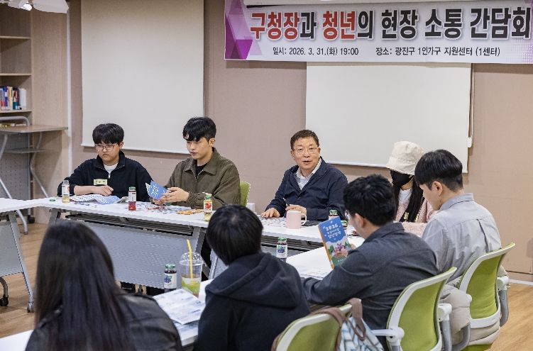 정책 제안시간에 제시된 다양한 의견을 듣고 있다.