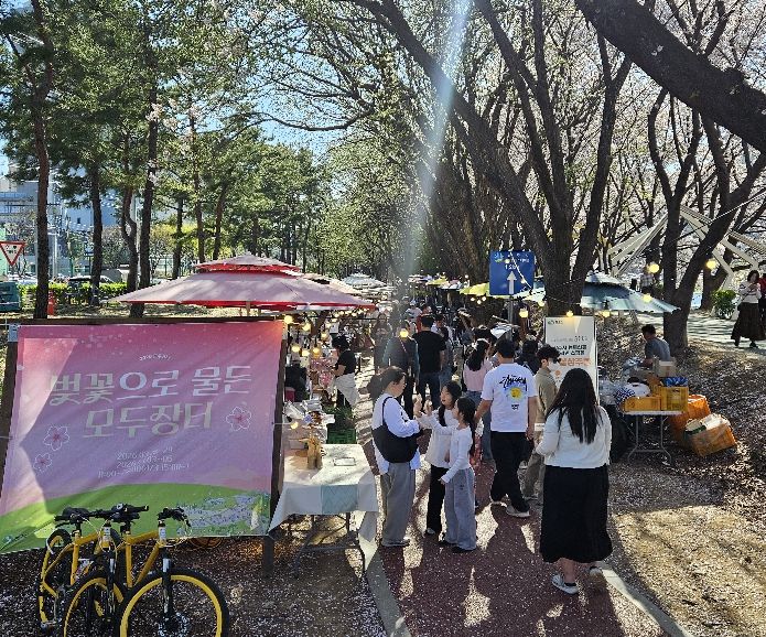 상주시, 북천 벚꽃길 따라 즐기는 봄맞이 ‘모두장터’성료