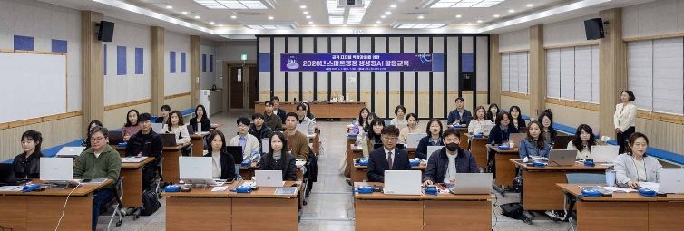 최충규 대덕구청장(사진 첫 번째 줄 왼쪽 다섯 번째)과 대덕구 공직자들이 구청 대회의실에서 ‘생성형 AI 활용 교육’에 앞서 기념 촬영을 하고 있다.