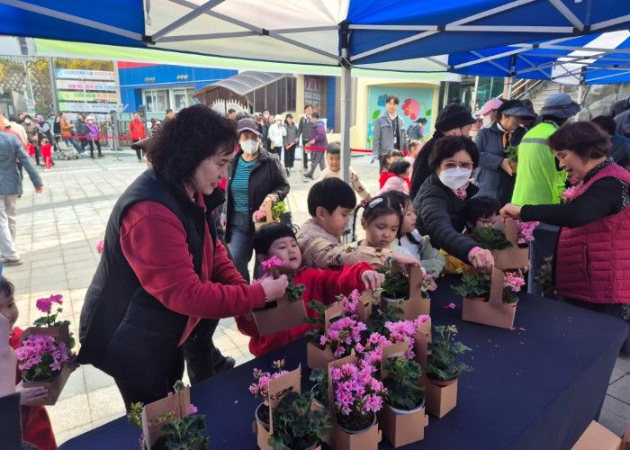 인천 중구, 자유공원 등 3곳서 ‘식목일 기념 나무 나눔’ 행사 성료