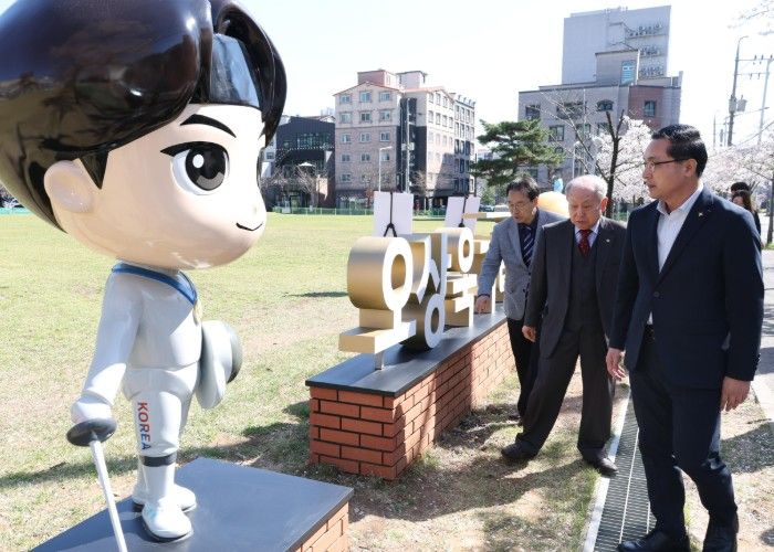 박희조 동구청장이 명예도로 ‘오상욱거리’ 기념 조형물을 살펴보고 있다.