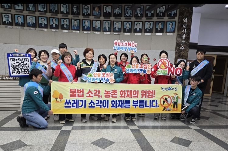 시청 대강당에서 노인대학 수강생과 시민들을 대상으로 캠페인을 실시한 후, 참여 기관 관계자들이 기념 촬영을 하고 있다.