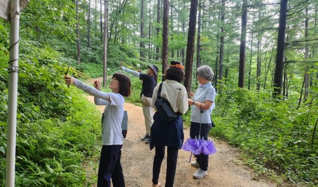 교원연수 참여자가 연수활동 중 실외 프로그램인 숲오감체험을 하고 있다. 한국산림복지진흥원 국립횡성숲체원 제공