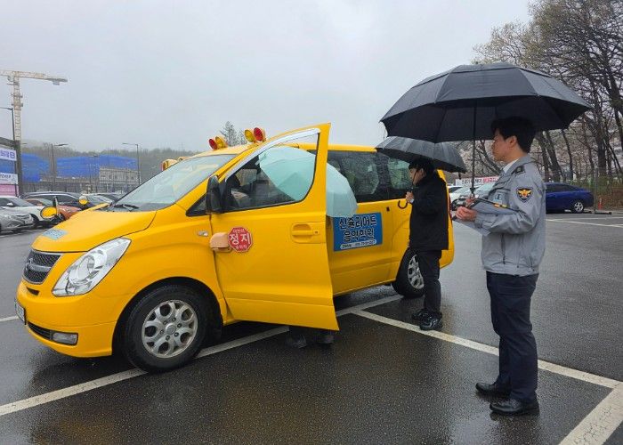 2026 상반기 어린이통학버스 합동점검을 진행하고 있는 모습 (사진/군포의왕교육지원청 의왕교육지원센터)
