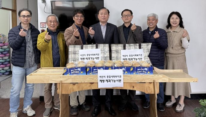 지난 10일 종합사회복지관 제빵기능사 과정에 참여 중인 수강생들이 직접 만든 빵을 장애인보호작업장에 전달했다.