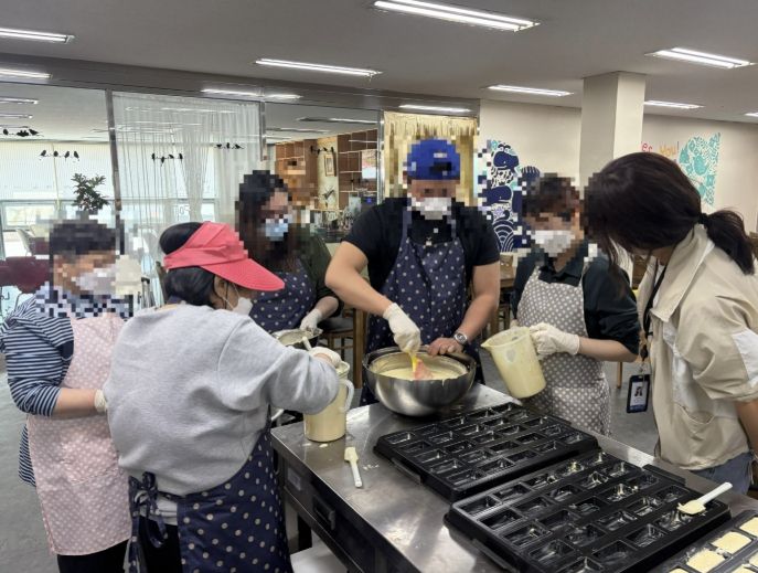 제과제빵 프로그램에 참여하고 있는 모습