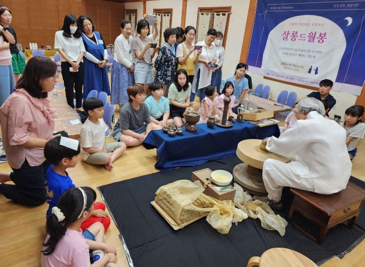 광산구가 운영한 월봉서원 ‘살동 드 월봉’ 프로그램에서 이학수 전라남도 무형유산 옹기장이 옹기 만들기 시연을 하고 있다.
