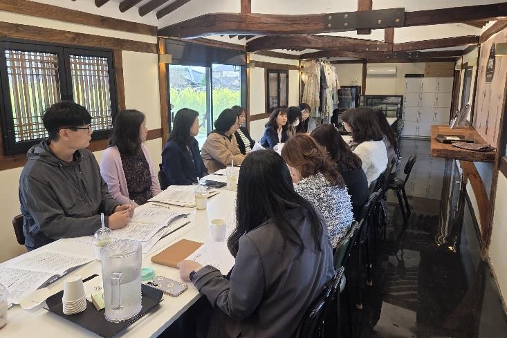 전남교육청과 광주교육청 유보통합 관련 업무담당자들이 10일 나주에서 안정적 유보통합을 위한 협의 방안을 논의하고 있다.