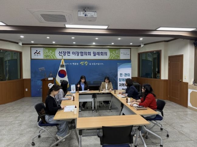 2026년 4월 위기가구 지원을 위한 지역케어회의를 진행하고 있다.