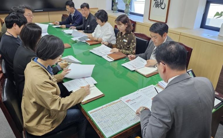 충남 계룡시는 13일 부시장 주재로 비상경제대응 TF운영회의를 개최했다.