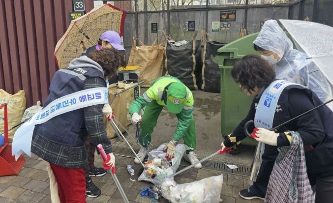 수원시 팔달구 매교동, 공동주택 분리배출 실태 점검 및 홍보 활동 실시