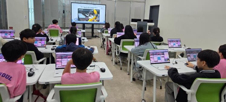 진월초등학교 5학년 1반 학생들이 지난 4월 1일 광주AI교육원 212호 강의실에서 인공지능 기술로 자신의 자세 데이터를 분석하는 ‘AI 건강 지킴이’ 실습에 참여하고 있다.