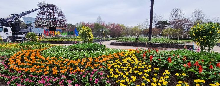 함평엑스포공원 대형 꽃탑 설치 모습