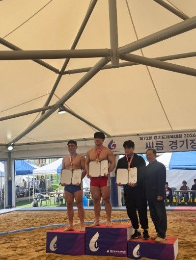 용인특례시 소속 박민교 선수가 씨름 역사급에서 금메달을 차지한 뒤 시상대에서 기념사진 촬영을 하고 있다