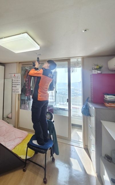 청각장애인 가구에 소방시설을 설치하고 있다