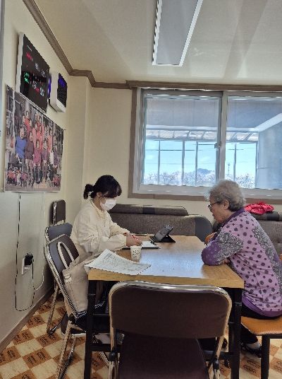 금산군치매안심센터 경로당 순회 치매조기검진 모습